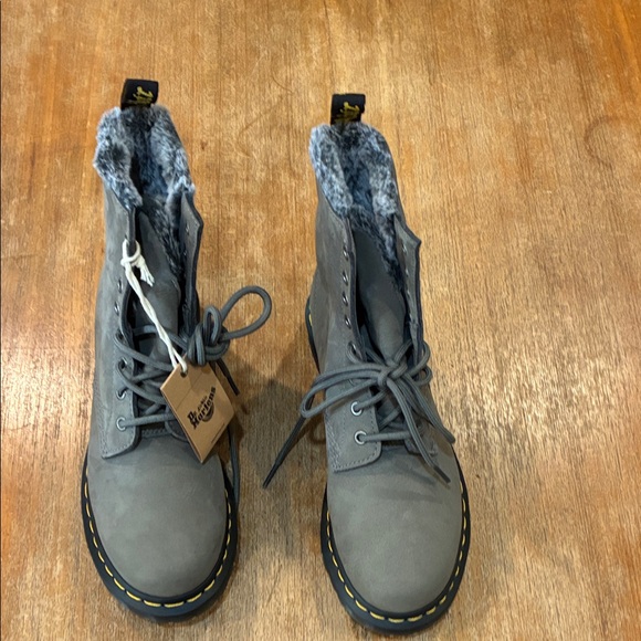 Dr. Martens Classic 1460 Gray Fur-Lined Combat Boots NWT Women’s 9 - Picture 4 of 4